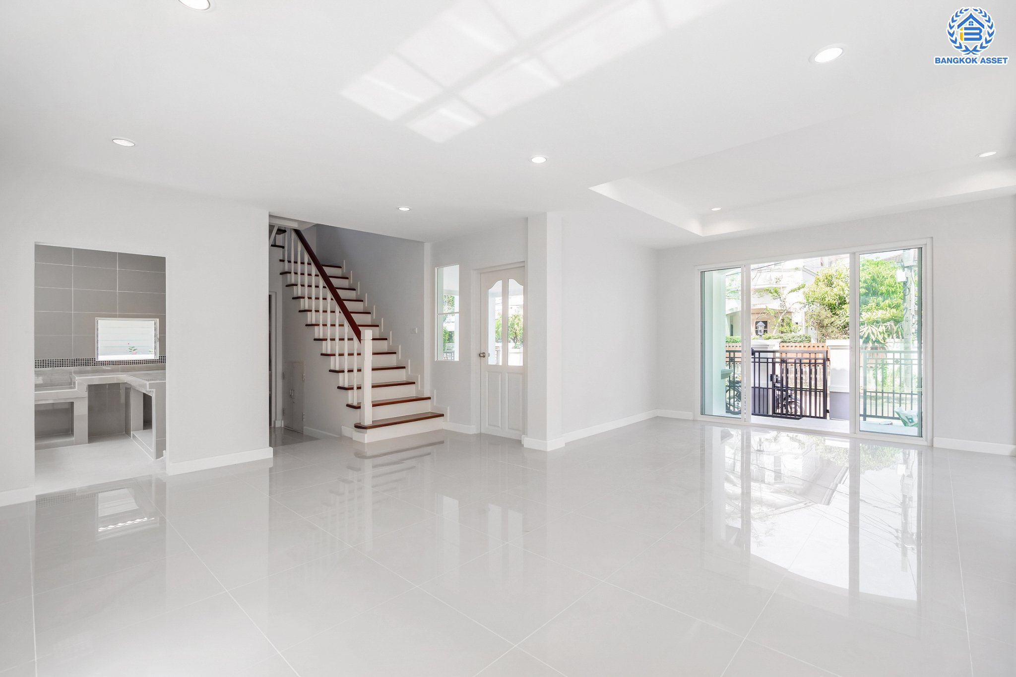 บ้านมือสองตกแต่งใหม่ ม.นันทวัน วัชรพล แบรนด์ LH เนื้อที่ 53.2 ตร.ว. ฟังก์ชัน 3 ห้องนอน 3 ห้องน้ำ จอดรถได้ 2 คัน Facilities ครบครัน บนทำเลเชื่อมต่อหลายเส้นทาง ถ.รามอินทรา ถ.สายไหม และถ.พหลโยธิน ใกล้สนามบินดอนเมือง ทางด่วน "ศรีรัช" และ เซ็นทรัลรามอินทรา